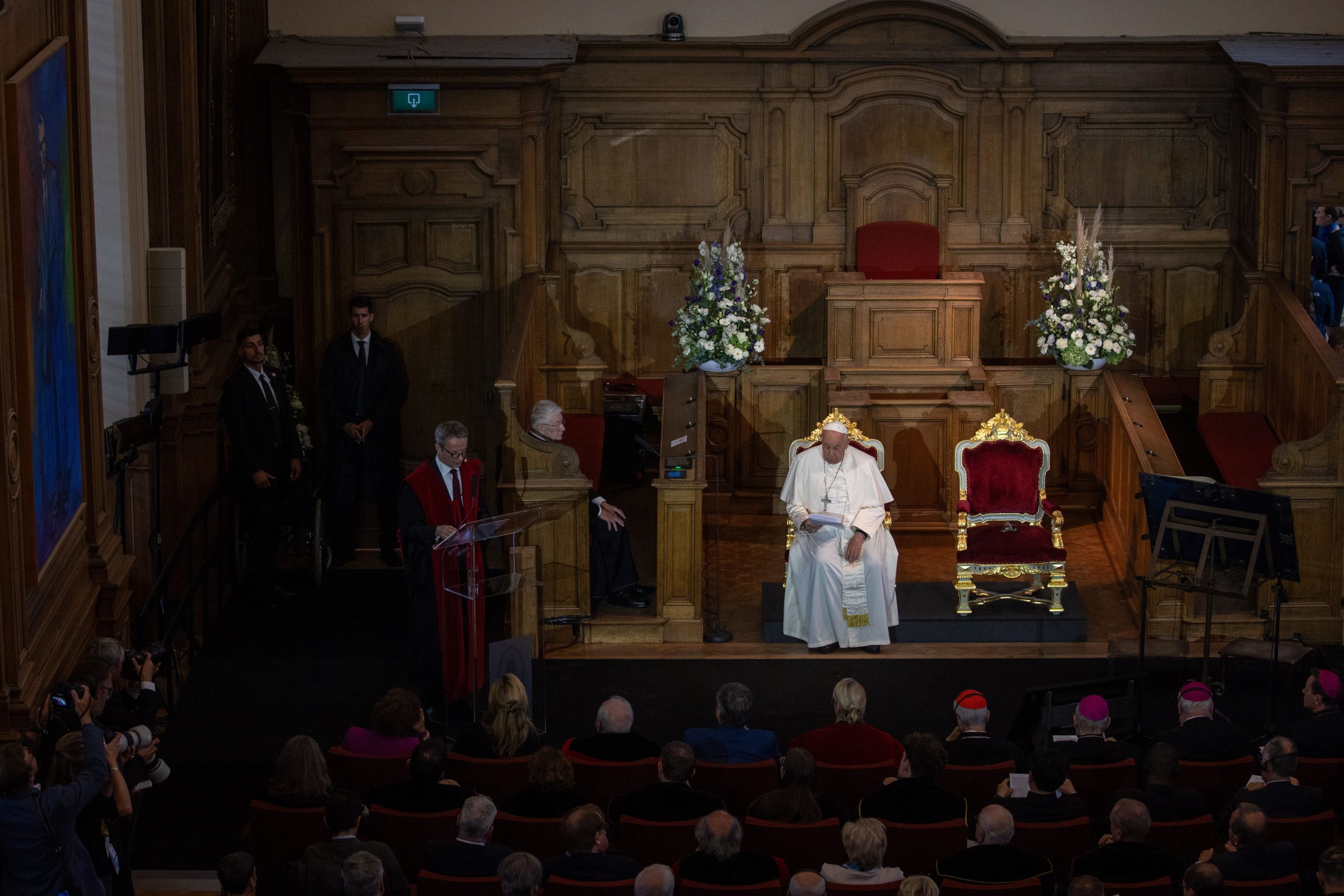 paus-franciscus-roept-professoren-op-om-‘de-waarheid-te-zoeken’-tijdens-bezoek-aan-600-jaar-oude-belgische-universiteit