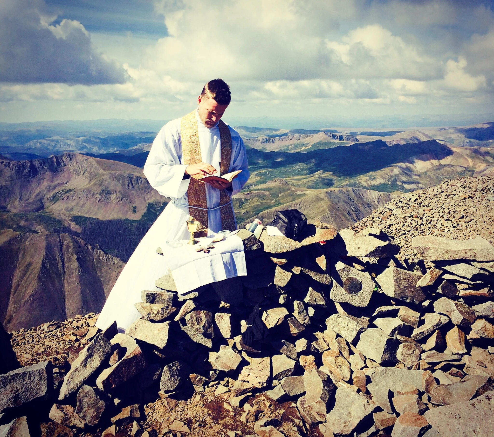 katholieke-priester-viert-mis-op-de-hoogste-toppen-van-colorado