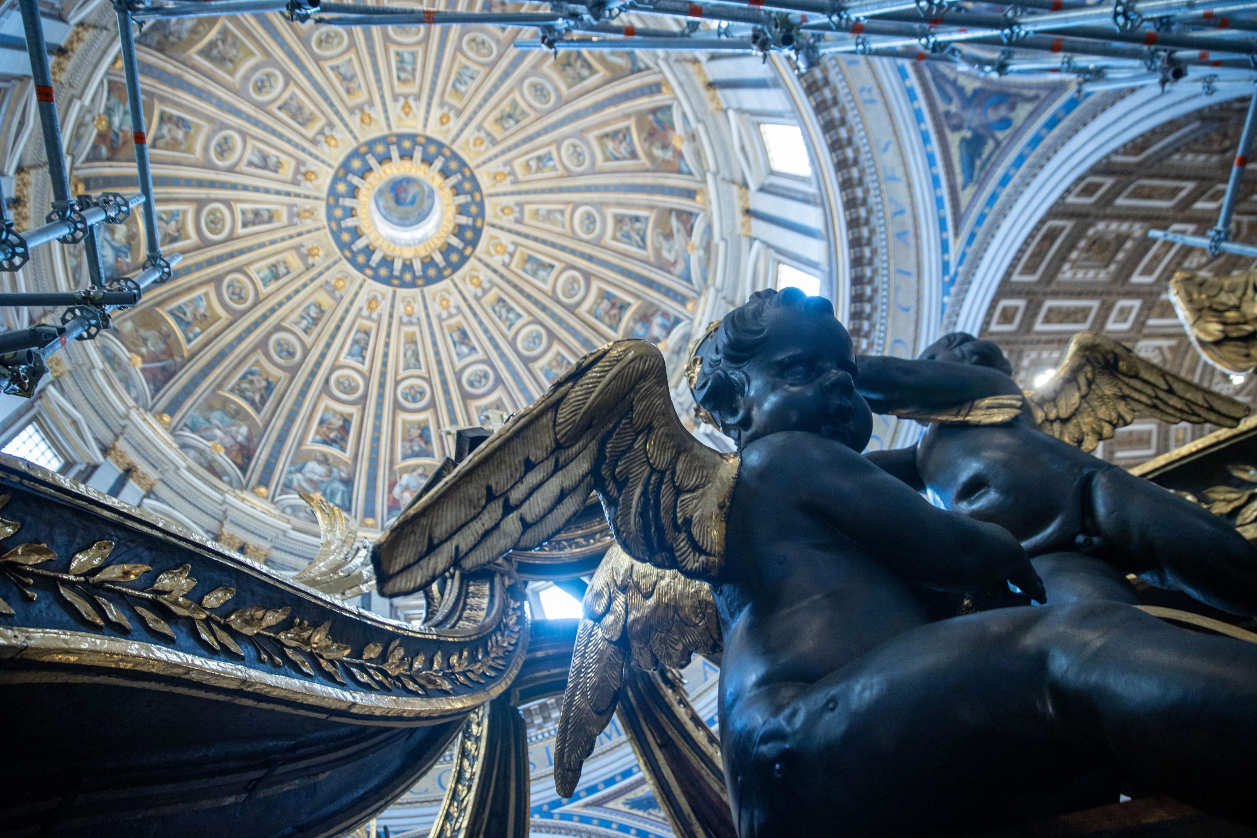 foto’s:-vaticaan-onthult-opgeknapte-baldakijn-in-de-st.-pietersbasiliek-op-27-oktober