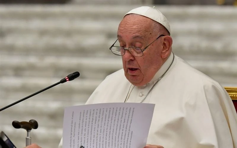 paus-franciscus-ratificeert-het-definitieve-document-van-de-synode-over-synodaliteit,-wat-een-nieuwe-benadering-van-kerkelijke-hervorming-markeert