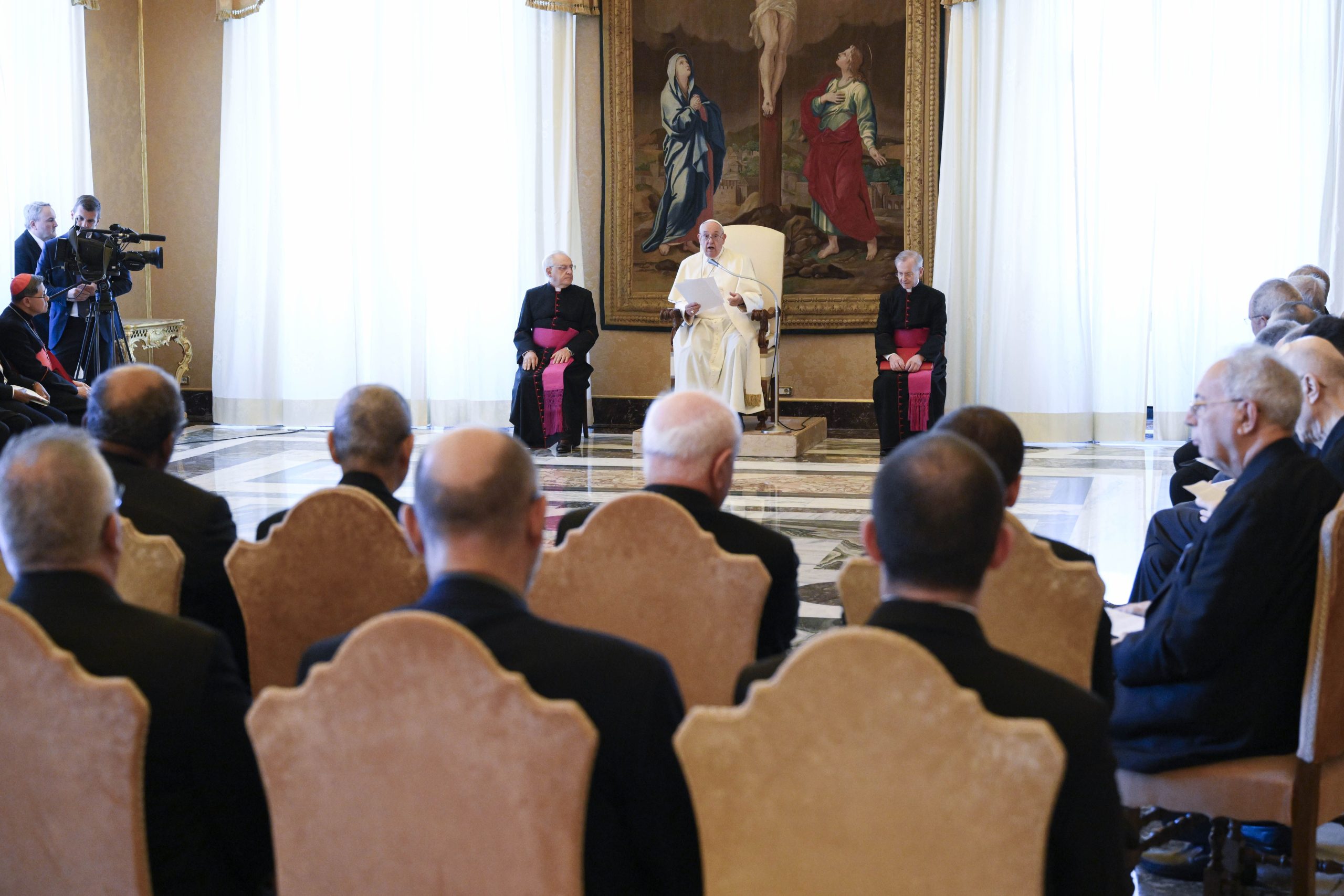 paus-franciscus-benoemt-priester-die-zich-inzet-voor-achtergestelde-jongeren-in-het-evangelisatiekantoor-van-het-vaticaan