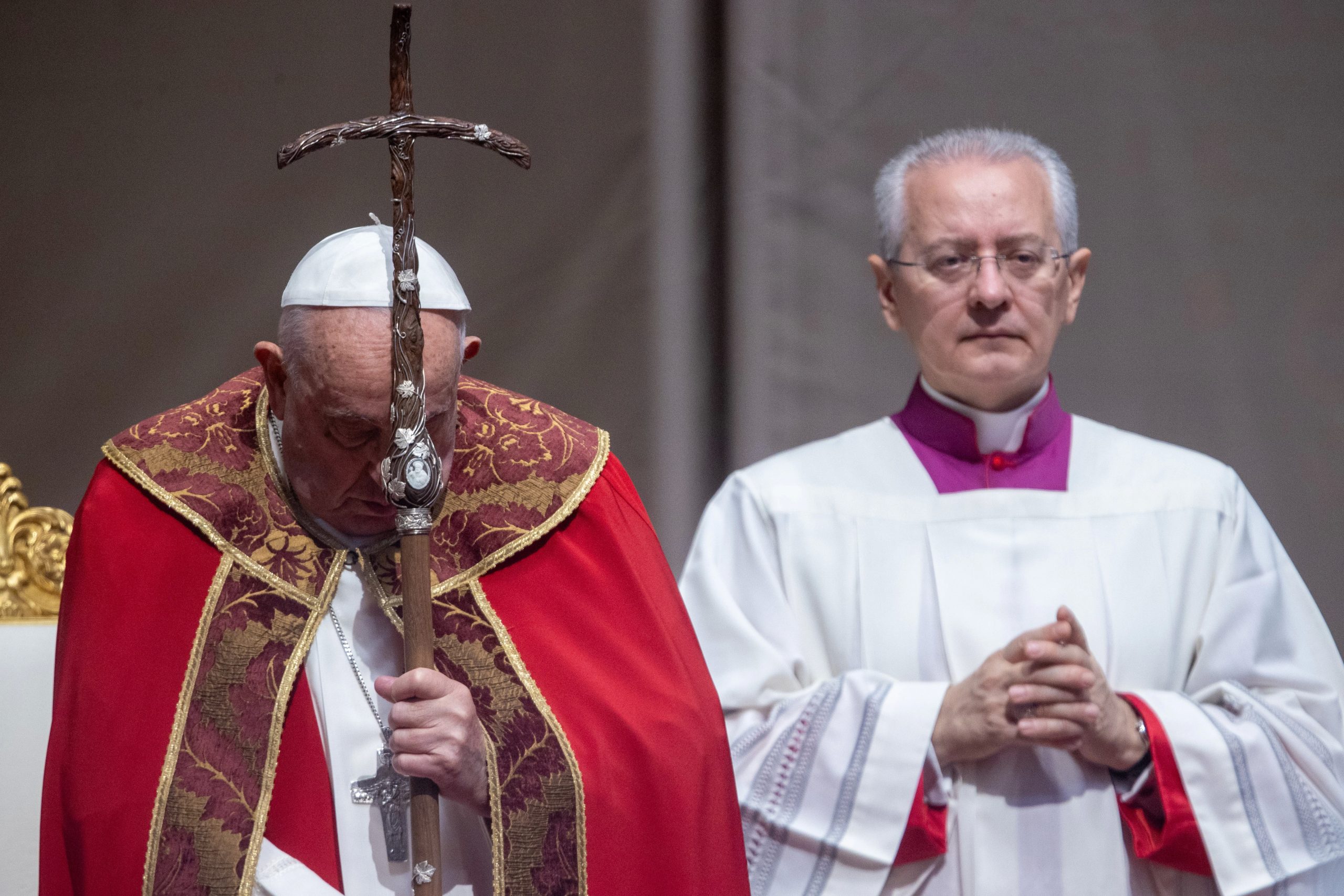 paus-franciscus-viert-mis-voor-meer-dan-120-overleden-kardinalen-en-bisschoppen