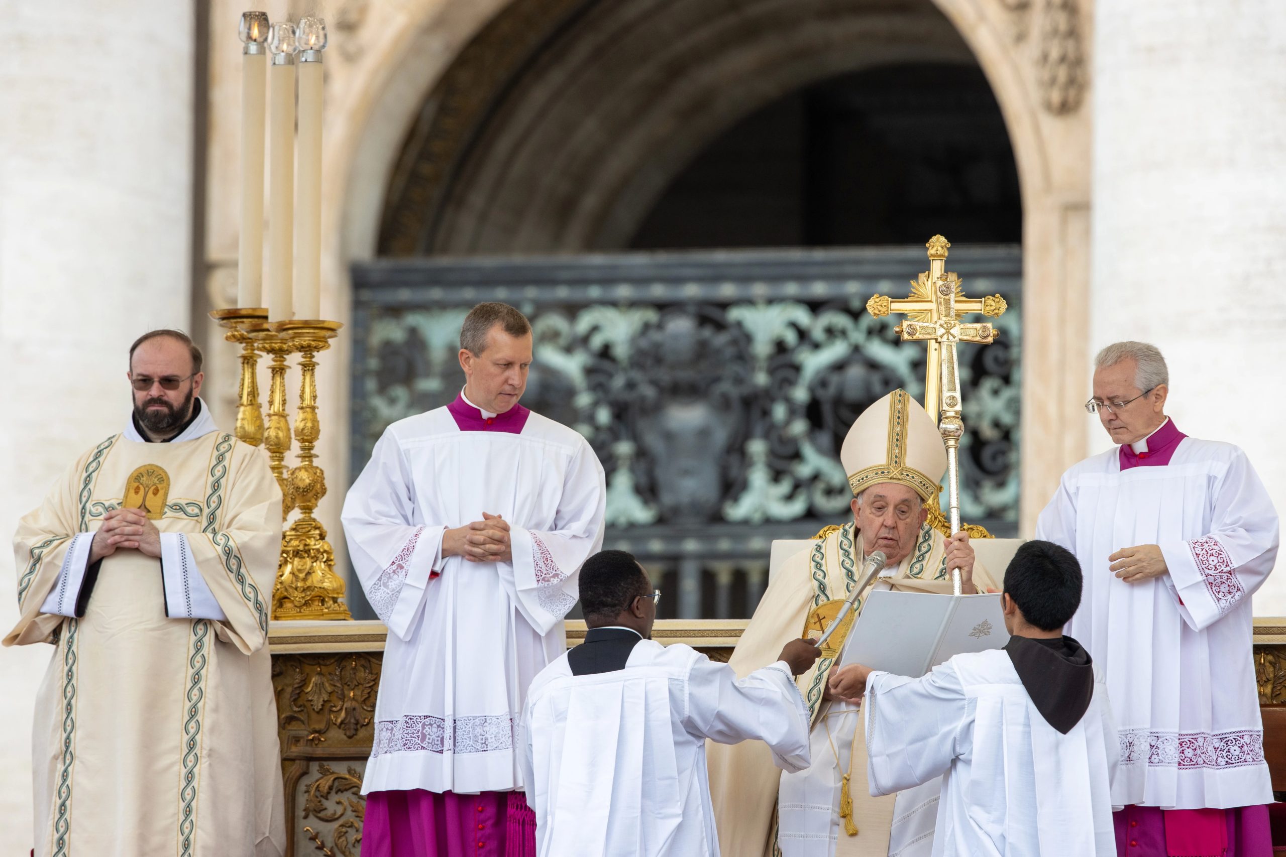 eret-de-‘heiligen-naast-de-deur’:-paus-franciscus-roept-op-tot-jaarlijkse-viering-van-lokale-heilige-mannen-en-vrouwen