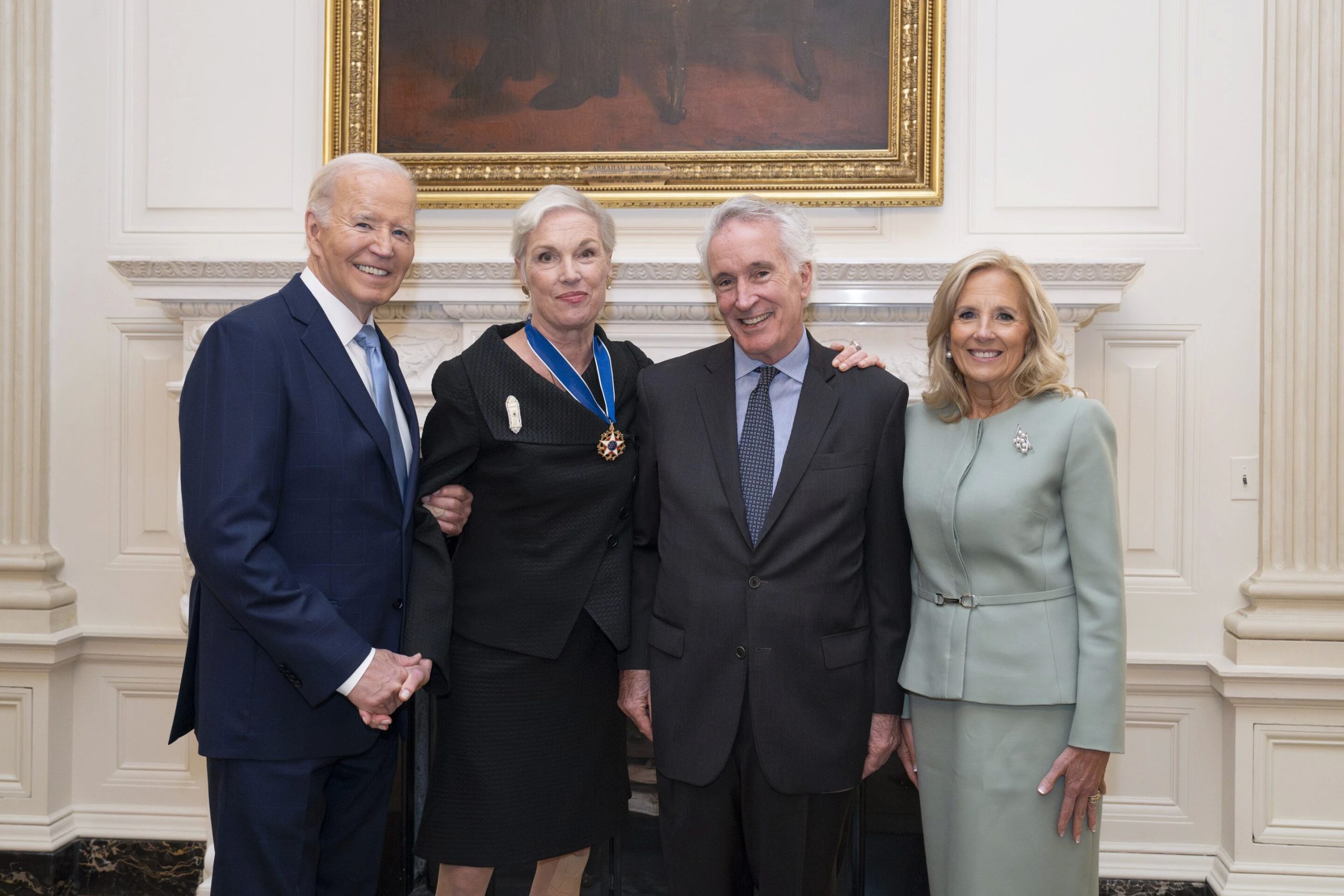 biden-kent-de-medal-of-freedom-toe-aan-de-voormalige-leider-van-planned-parenthood,-cecile-richards