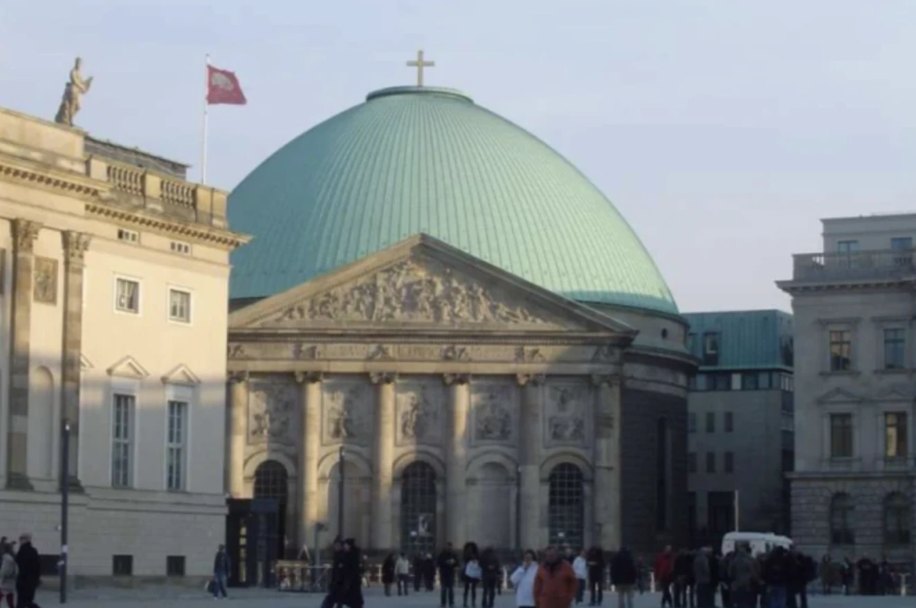 nieuw-ontwerp-van-de-st.-hedwigskathedraal-in-berlijn-roept-zowel-lof-als-kritiek-op