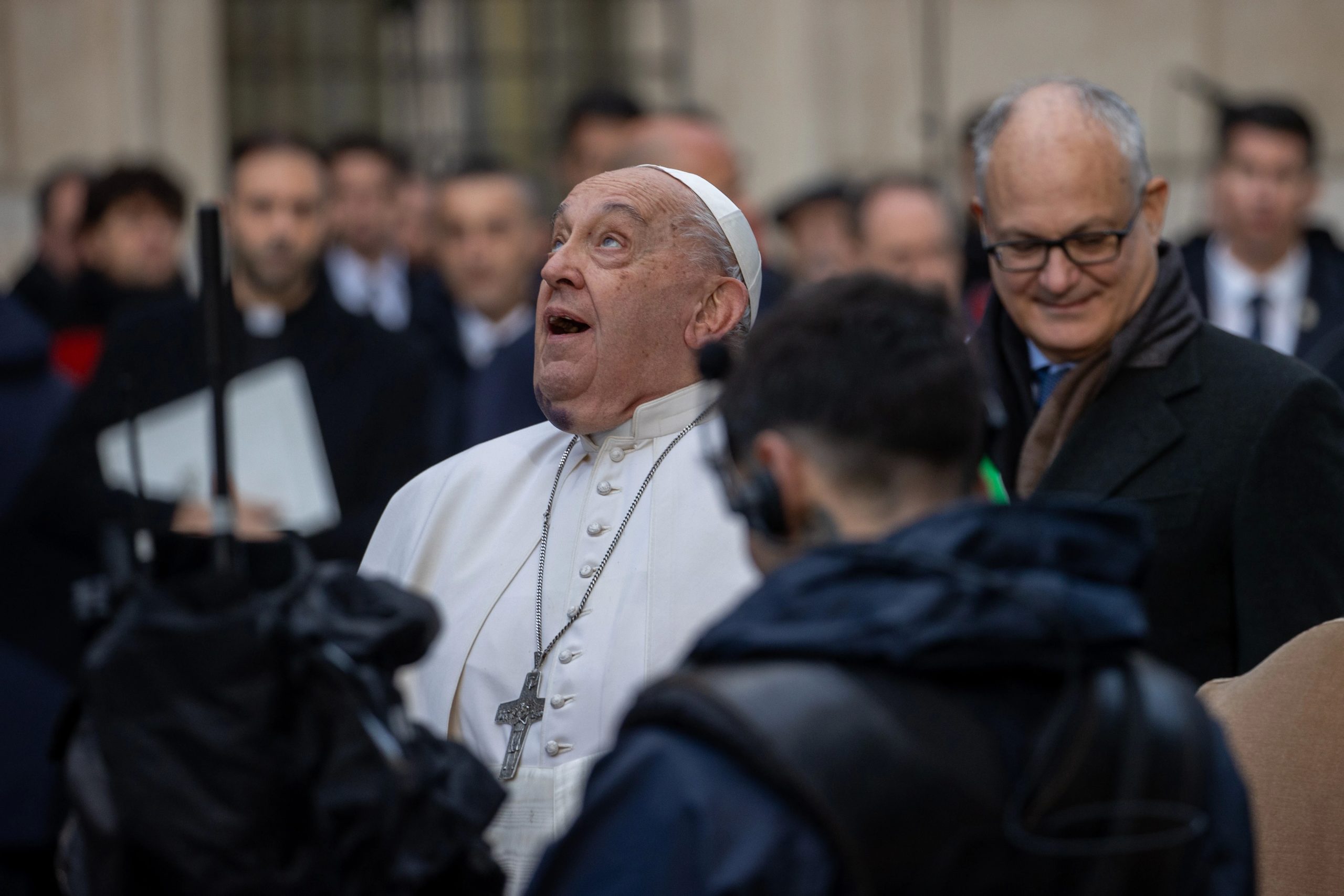 foto’s:-paus-franciscus-viert-de-onbevlekte-ontvangenis-in-rome-met-gebed,-verrassingskunstbezoek