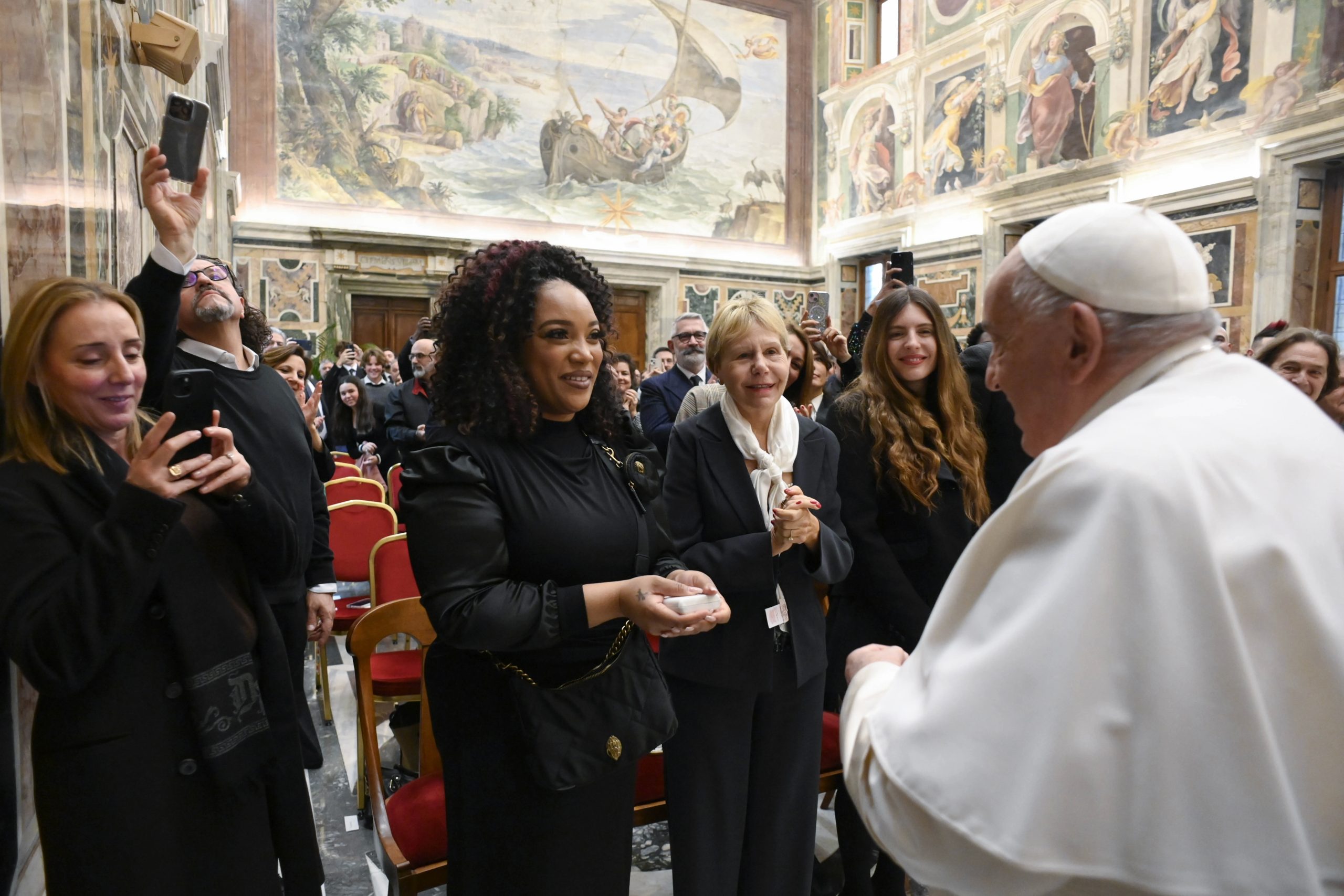 paus-franciscus-roept-artiesten-van-het-vaticaans-kerstconcert-op-om-vrede-en-verzoening-te-bevorderen