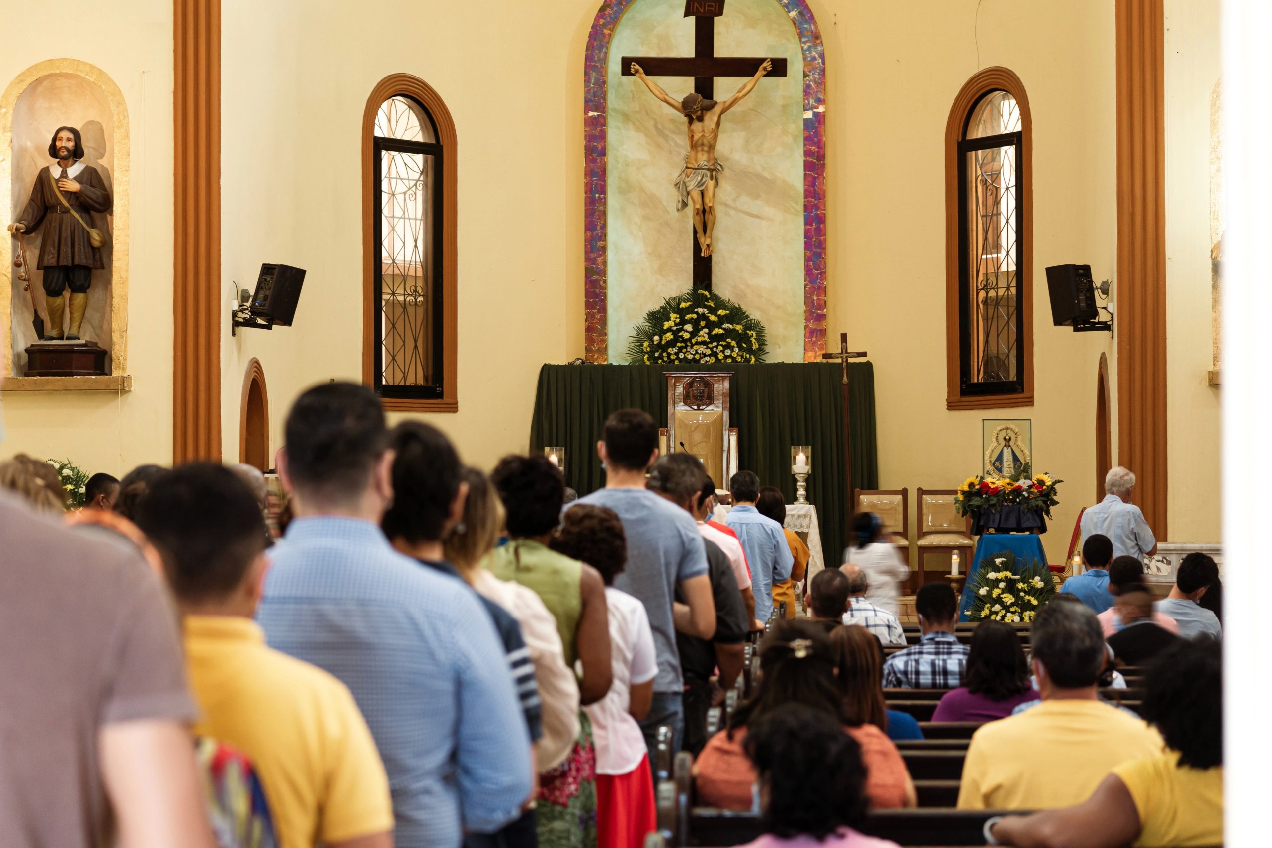 kardinaal-cupich-vraagt-katholieken-‘om-de-heilige-communie-staand-te-ontvangen’-in-het-aartsbisdom-chicago