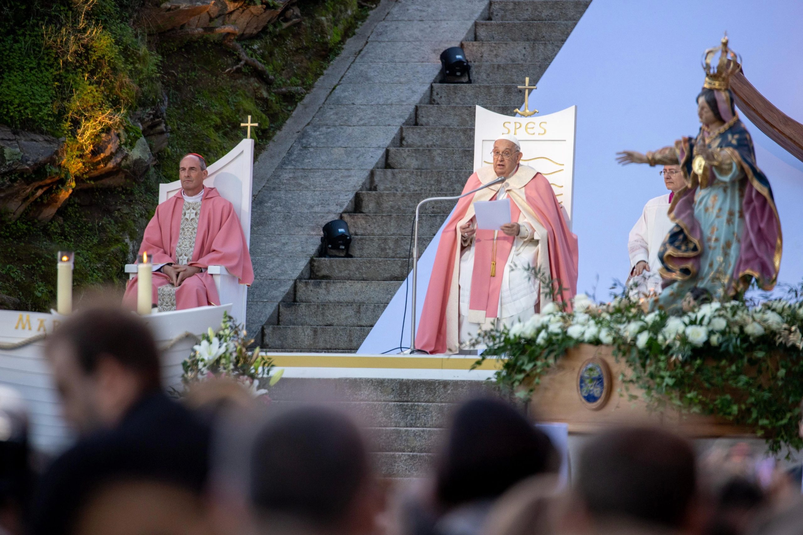 paus-franciscus-prijst-het-geloof-van-katholieken-in-het-franse-corsica