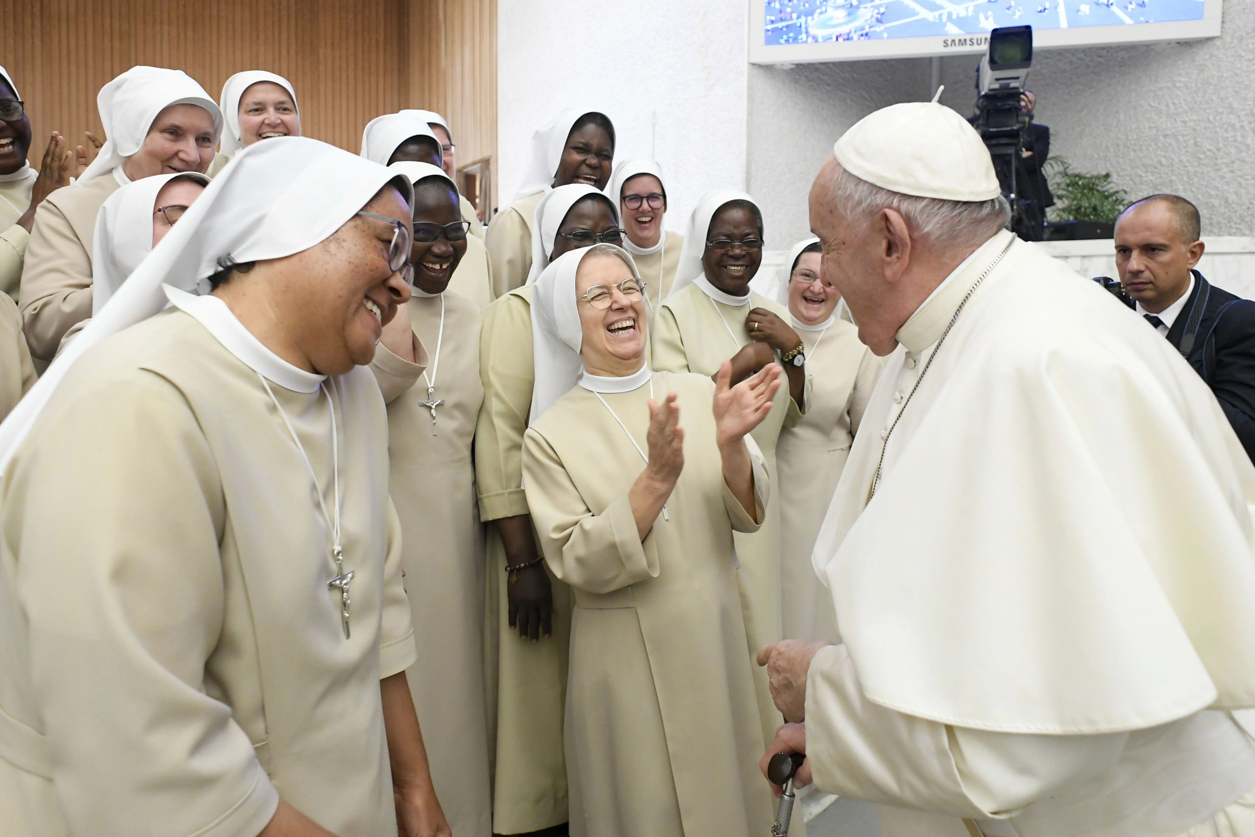 paus-franciscus-schrijft-essay-over-humor:-‘ironie-is-een-medicijn