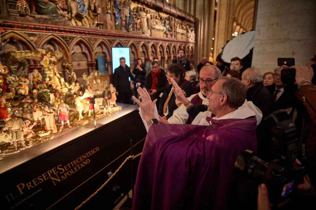 rector-van-de-notre-dame-kathedraal-zegent-de-kerststal-ter-gelegenheid-van-de-kerstvieringen