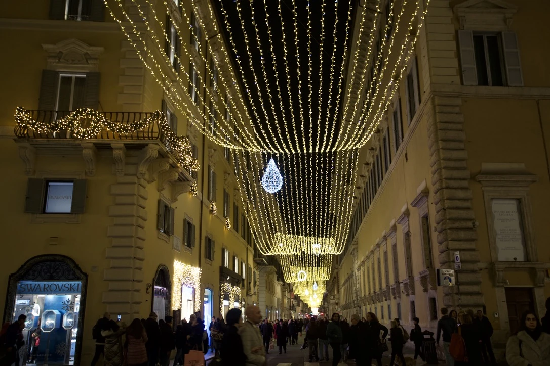 foto’s:-kerstmis-in-rome-terwijl-de-eerste-jubileum-pelgrims-aankomen-in-de-eeuwige-stad