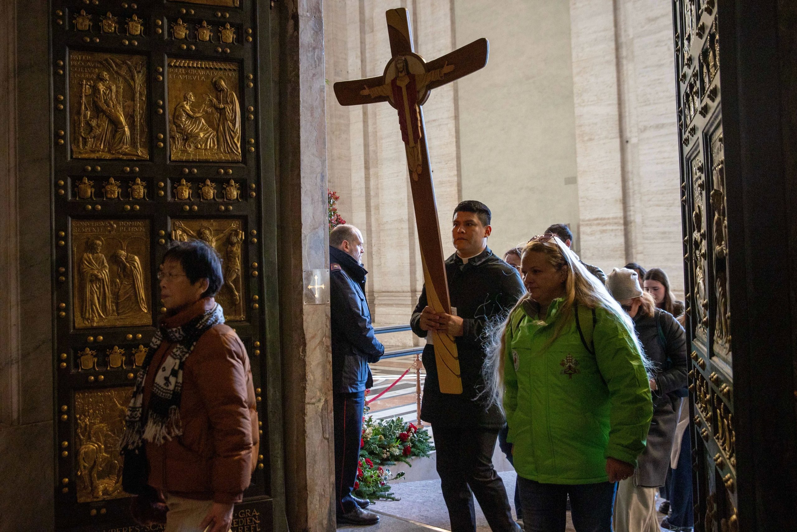 foto’s:-pelgrims-van-over-de-hele-wereld-passeren-de-heilige-deur-van-de-sint-pietersbasiliek