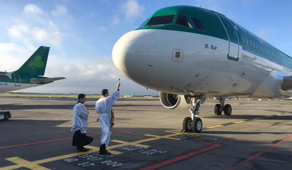 dublin-airport-vliegtuigendienst:-nieuwe-kapelaan-zet-77-jarige-ierse-katholieke-traditie-voort