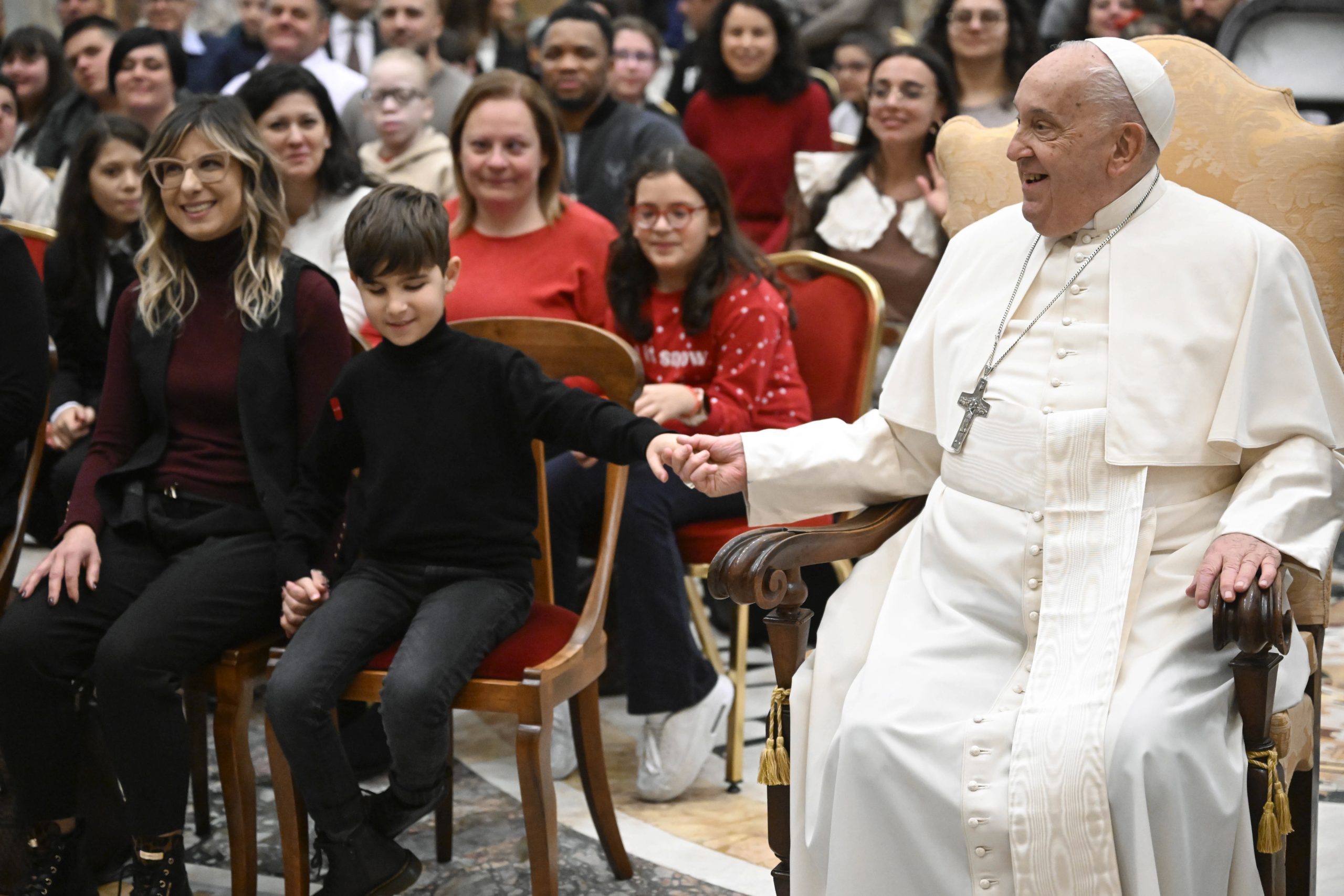 paus-franciscus-moedigt-blinde-jongeren-aan-om-pelgrims-van-hoop-te-zijn