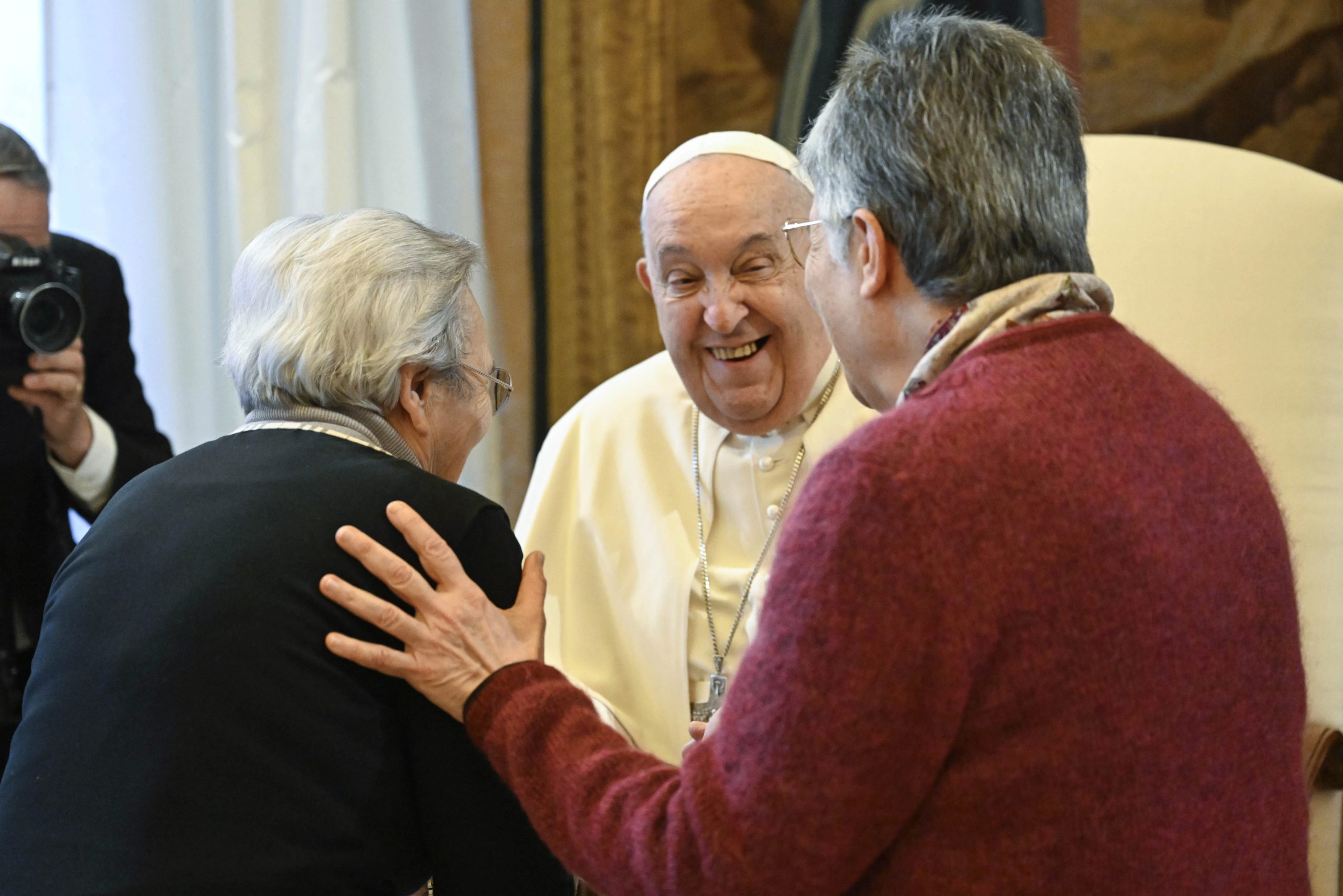 paus-franciscus-tegen-onderwijzusters:-laat-‘azijngezichten’-achter,-omarm-vreugde