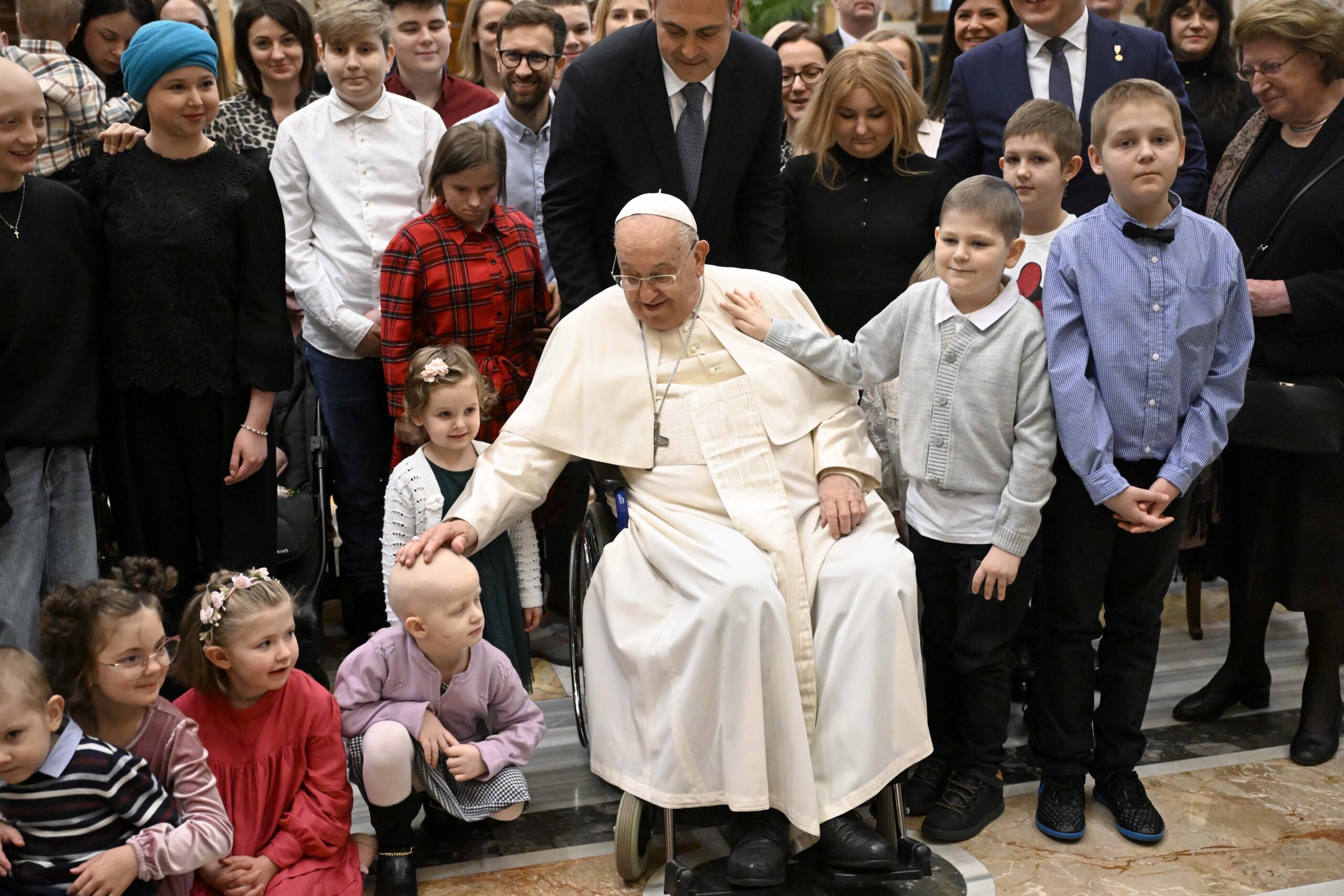 paus-franciscus-vertelt-kinderoncologiepatienten-dat-zij-‘getuigen-van-hoop’-zijn