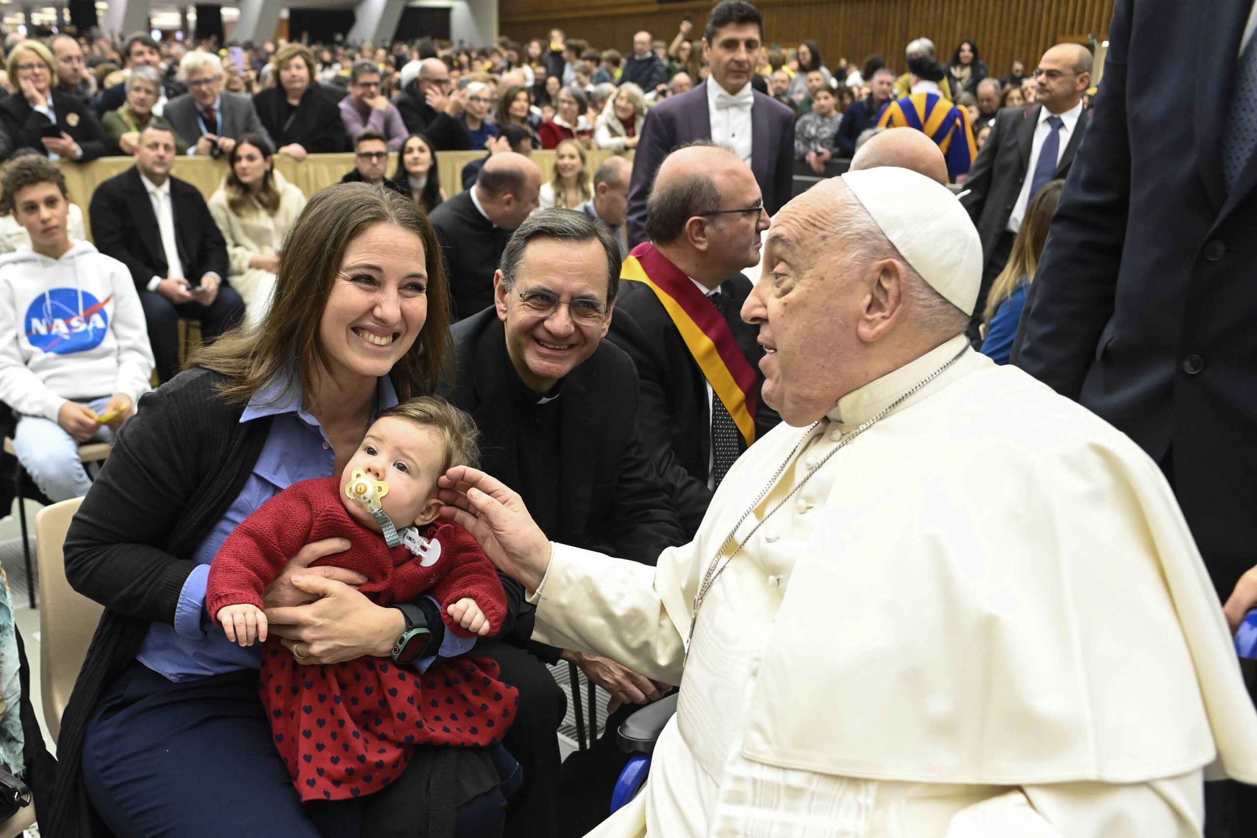 paus-franciscus-geeft-maandelijkse-bonus-aan-werknemers-van-vaticaanstad-met-3-of-meer-kinderen