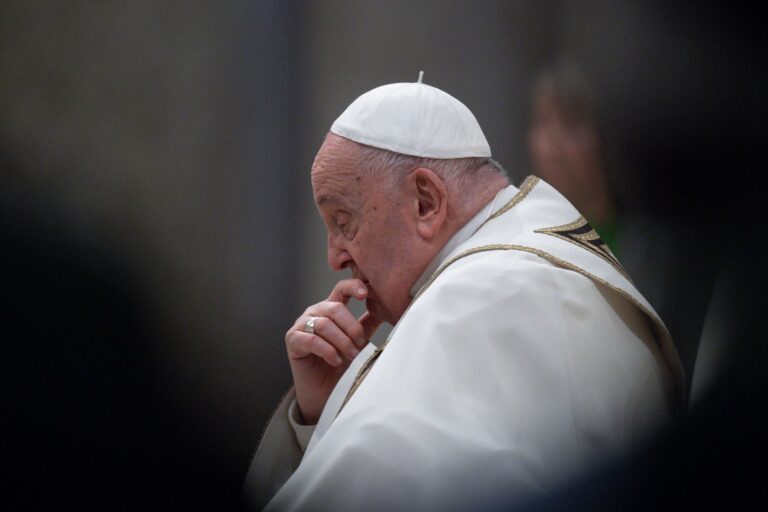 paus-franciscus-heeft-dubbele-longontsteking;-conditie-blijft-‘complex’