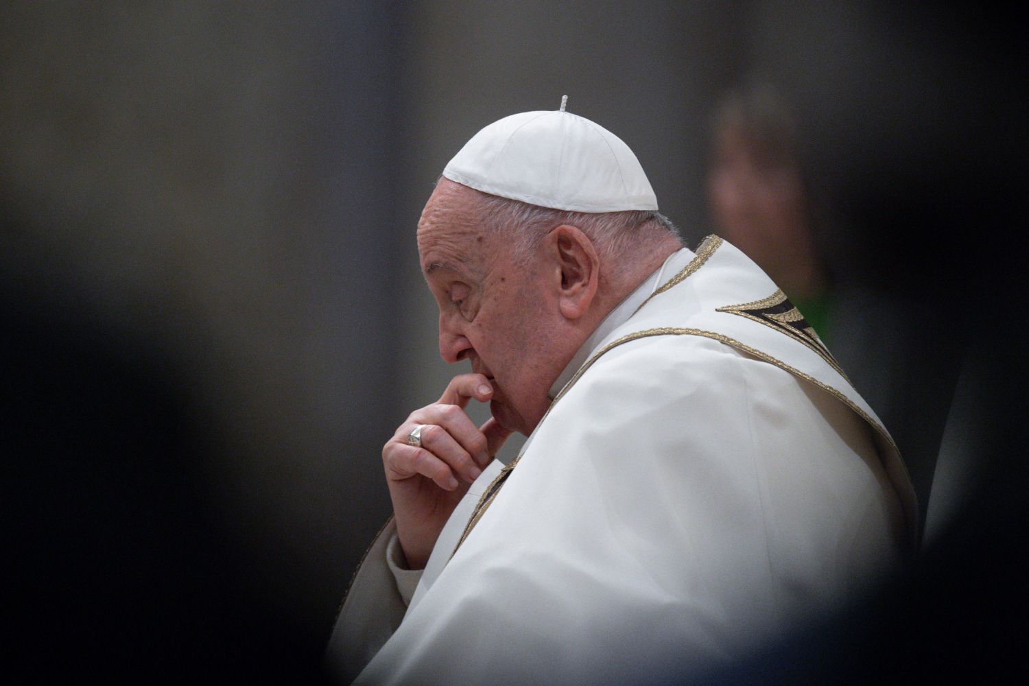 paus-franciscus-heeft-dubbele-longontsteking;-conditie-blijft-‘complex’