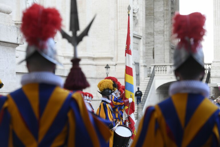 wat-doet-de-zwitserse-garde-terwijl-paus-franciscus-in-het-ziekenhuis-is?