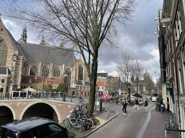 het-mirakel-van-amsterdam-en-verering-van-de-eucharistie-in-de-loop-der-tijden