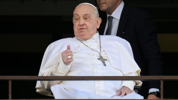 paus-franciscus-is-ontslagen-uit-het-ziekenhuis-en-mag-thuis-verder-herstellen