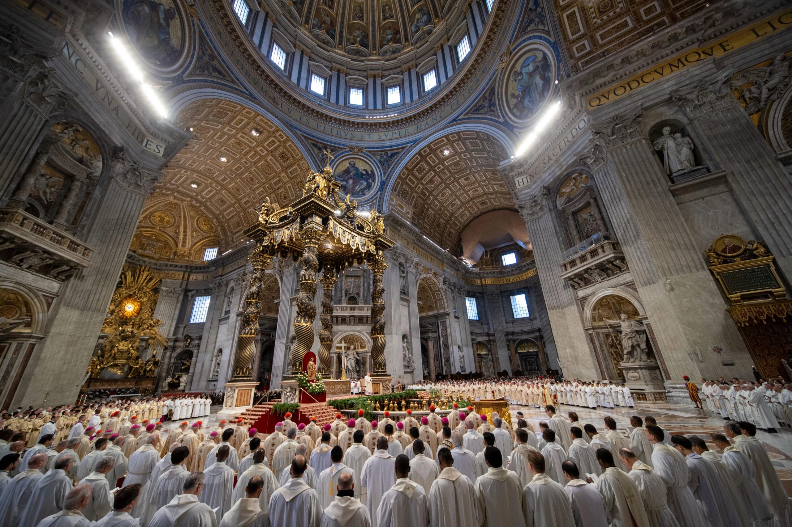 meer-dan-1.800-priesters-vieren-op-witte-donderdag-de-chrismamis-in-het-vaticaan