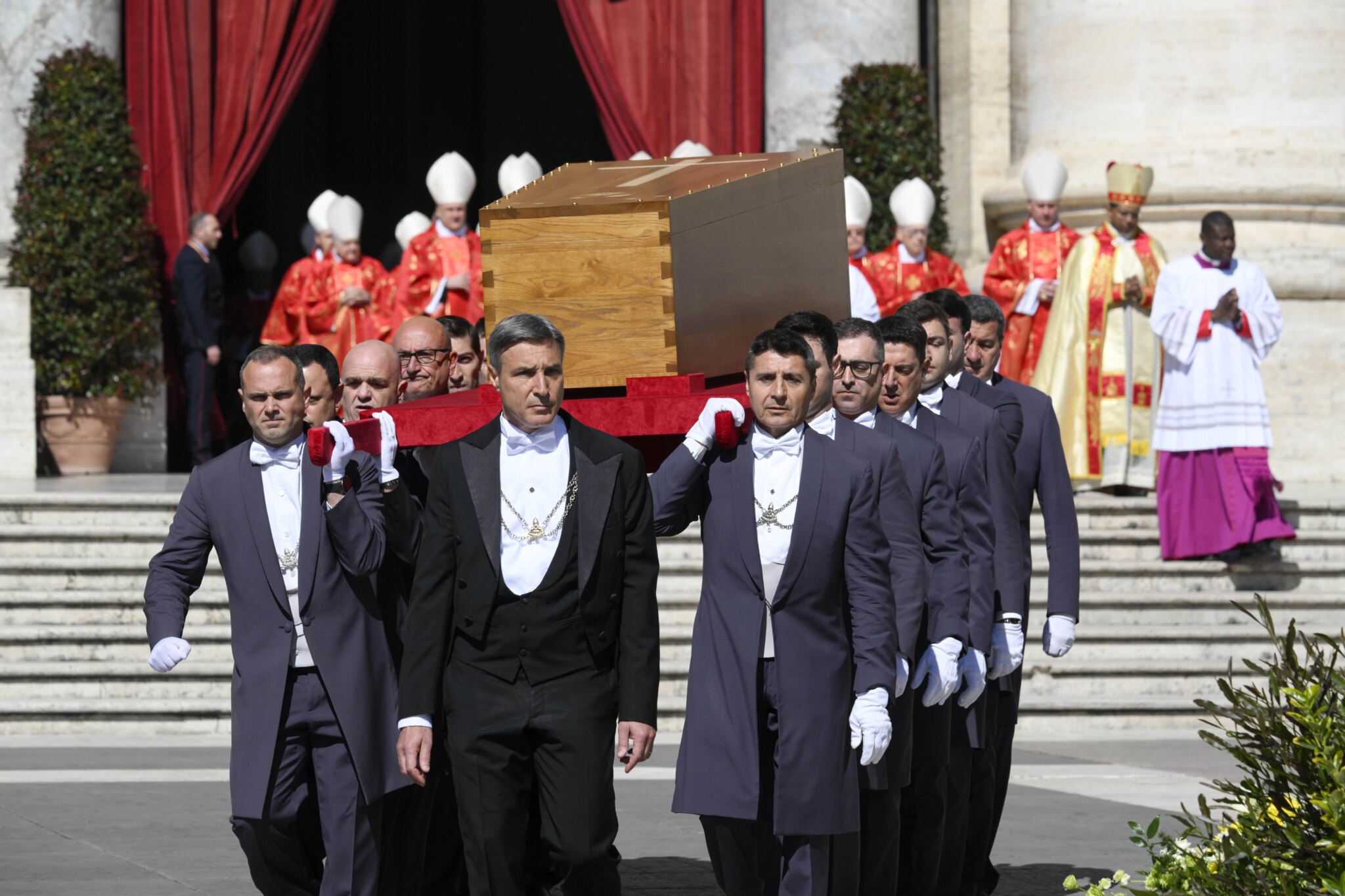 Paus Franciscus wordt begraven in Rome - fotoserie - ExploreCatholic