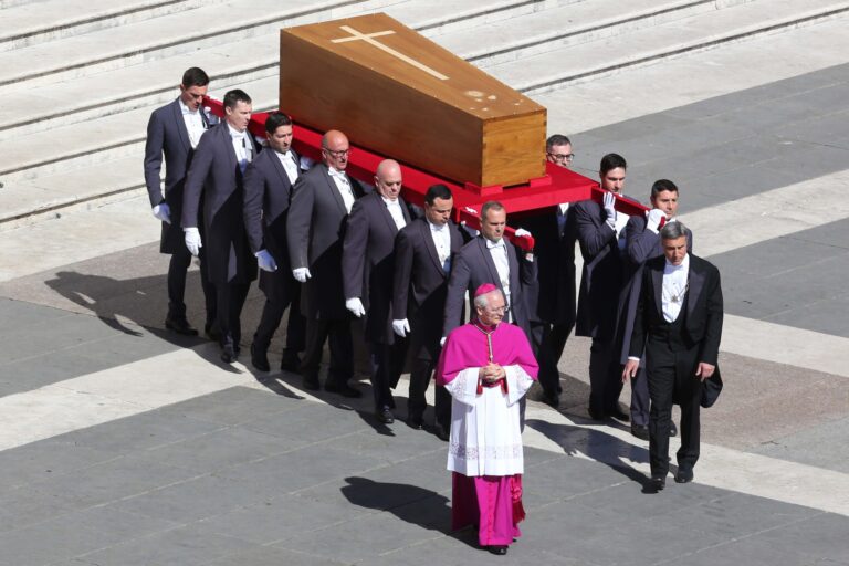 fotoverslag-uitvaart-paus-franciscus-zaterdag-26-april-2025