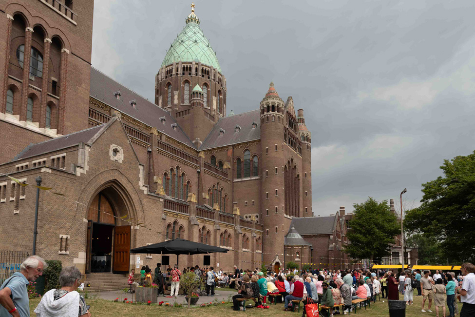 geslaagde-internationale-h.-mis-en-bazaar-in-de-kathedraal