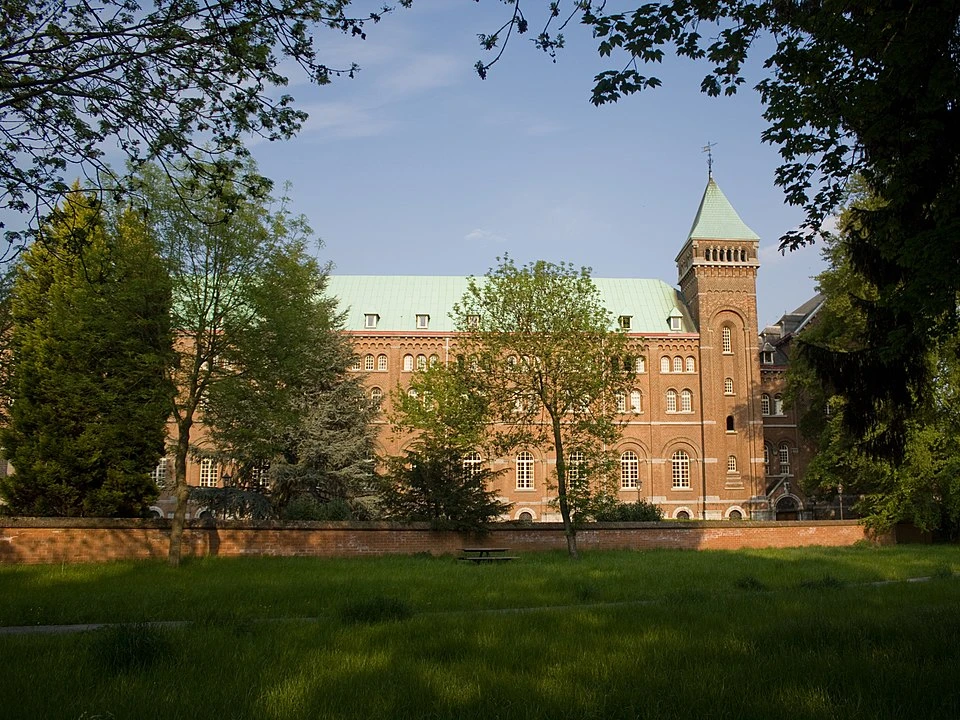 benedictijner-abdij-in-belgie-tijdelijk-ontbonden-na-beschuldigingen-van-misbruik