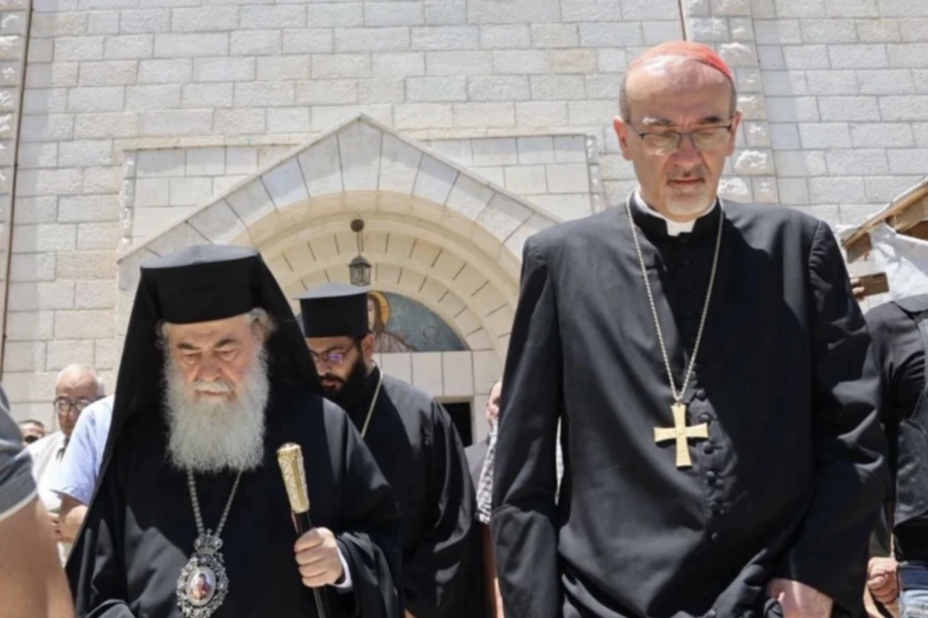 pizzaballa,-patriarch-theophilos-iii-bezoekt-de-heilige-familiekerk-in-gaza-na-israelische-aanval