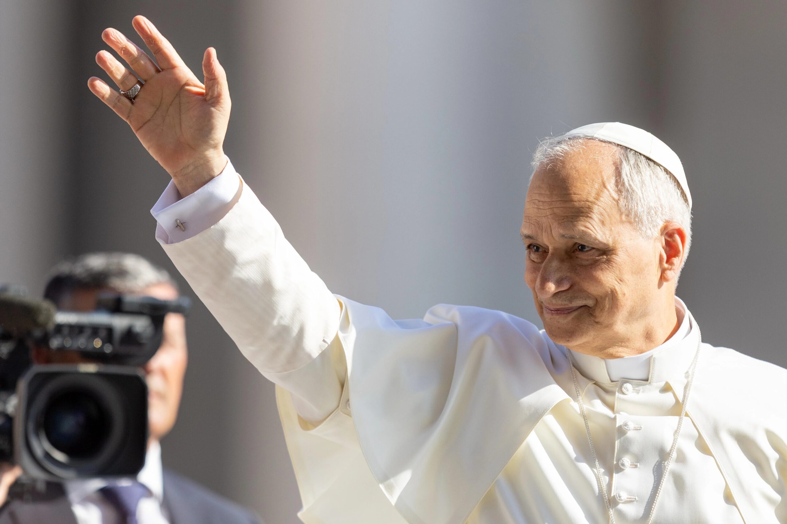paus-leo-xiv-keert-terug-naar-het-vaticaan-na-meer-dan-2-weken-in-castel-gandolfo