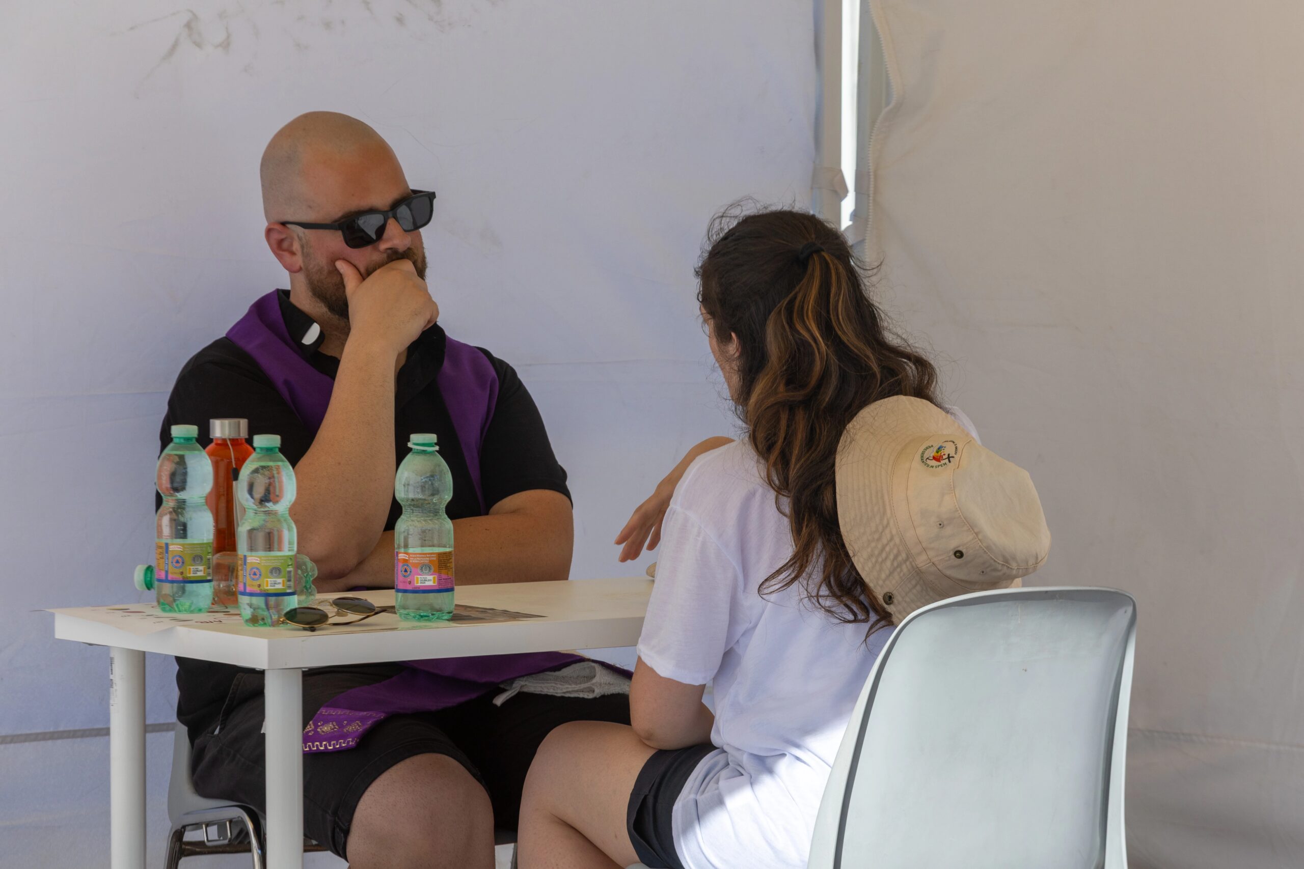 foto’s:-duizenden-jeugdige-pelgrims-staan-in-de-rij-voor-biecht-in-het-circus-maximus-in-rome