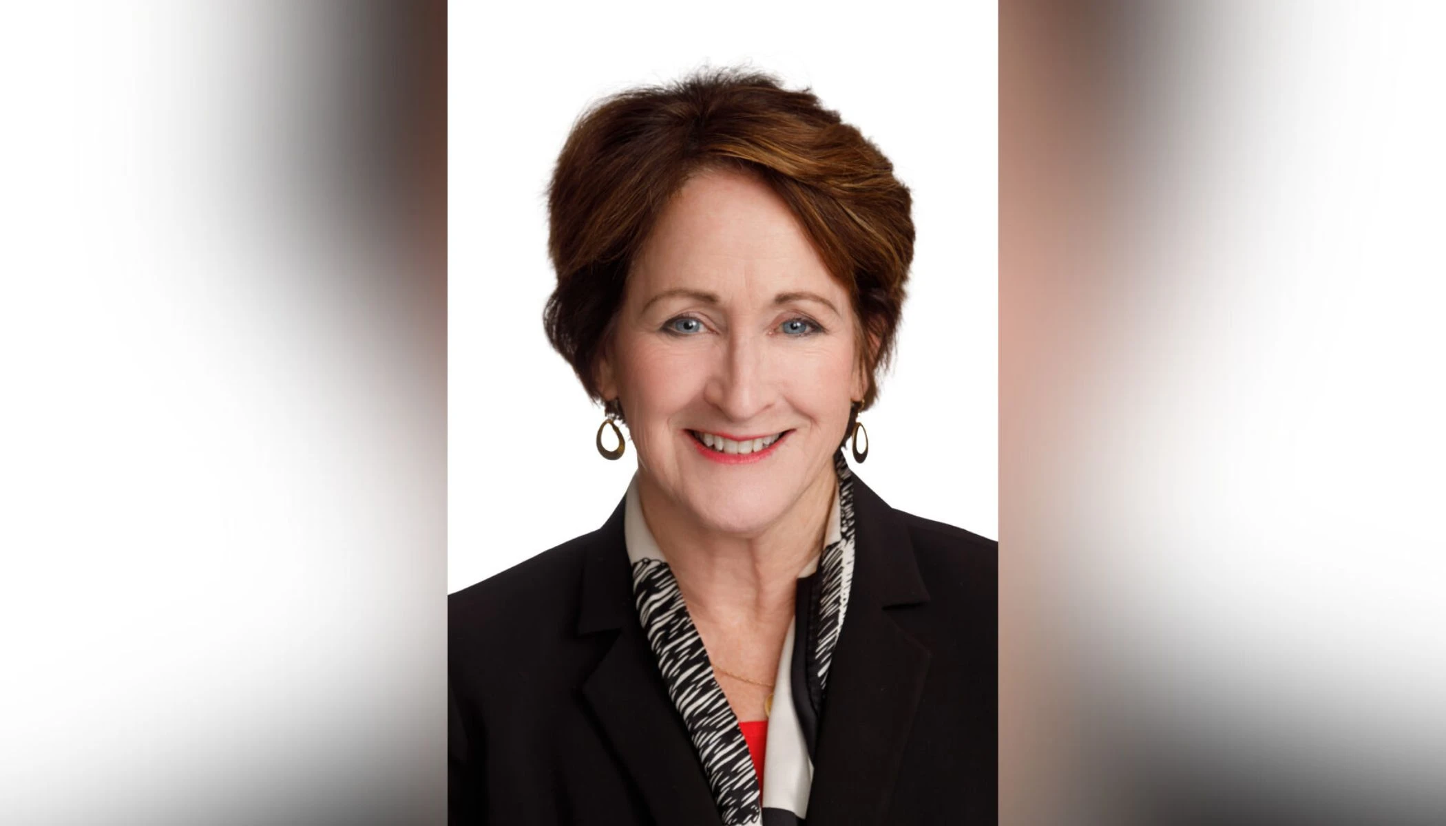 mary-rice-hasson-ontvangt-het-cross-pro-ecclesia-et-pontifice-van-paus-leo-xiv