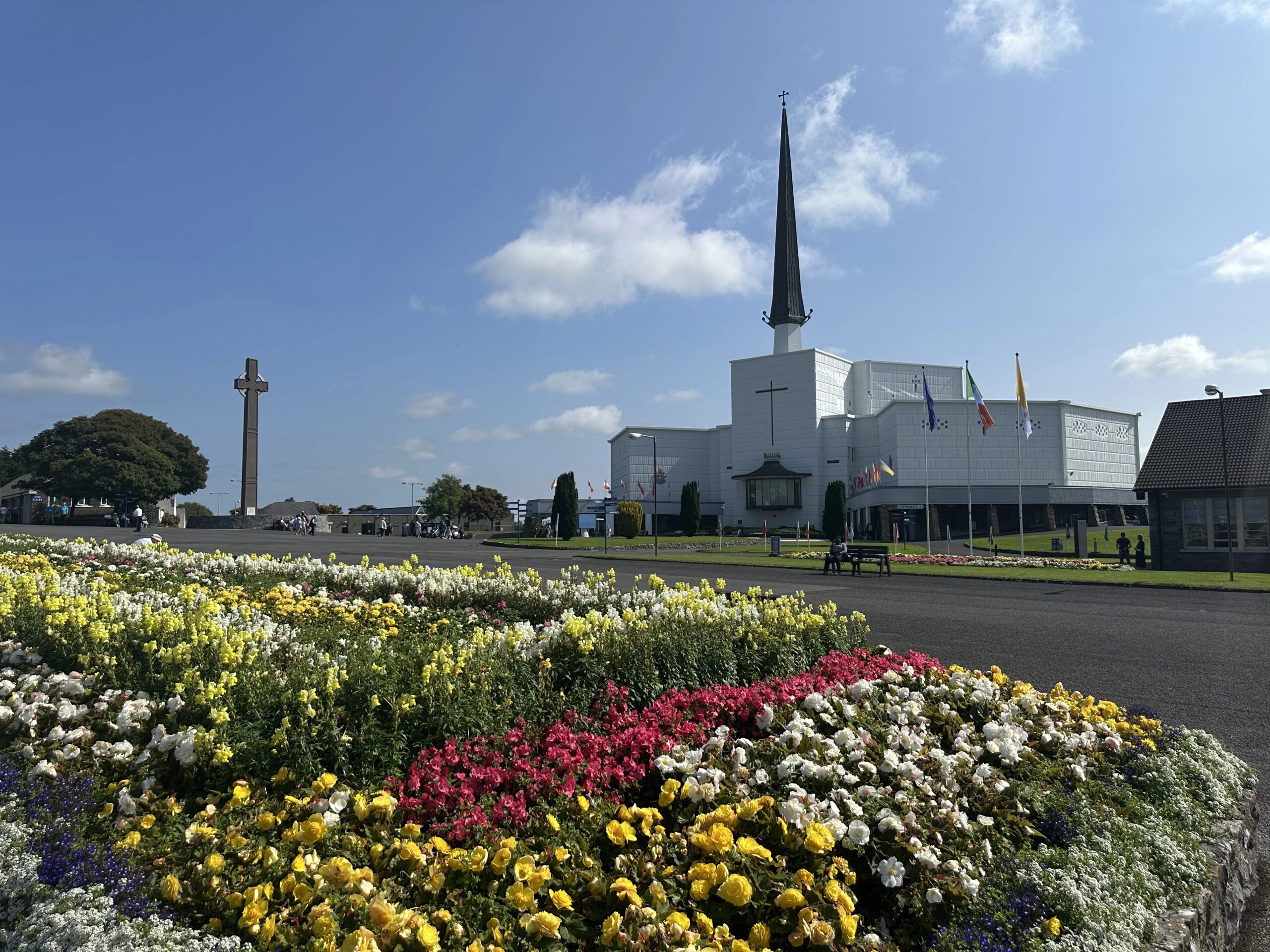 knock-shrine-in-ierland-trekt-pelgrims-met-beleidenissen,-genezingen-en-een-boodschap-van-hoop