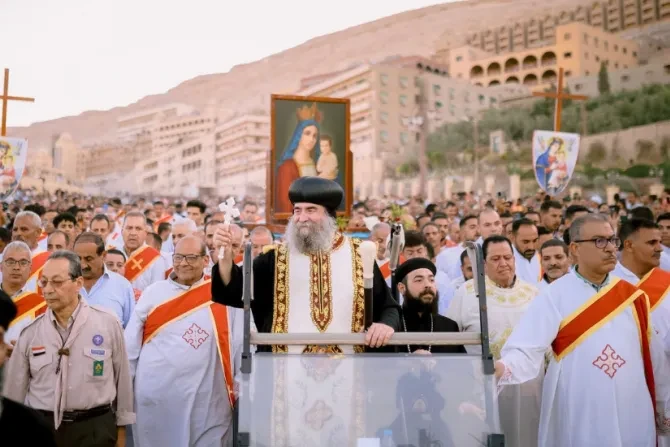honderdduizenden-verzamelen-zich-in-het-assiut-klooster-in-egypte-om-de-maagd-maria-te-eren