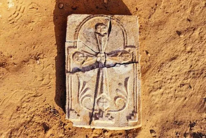 oud-kruis-ontdekt-in-abu-dhabi-wijst-op-diepgewortelde-christelijke-roots-in-de-regio