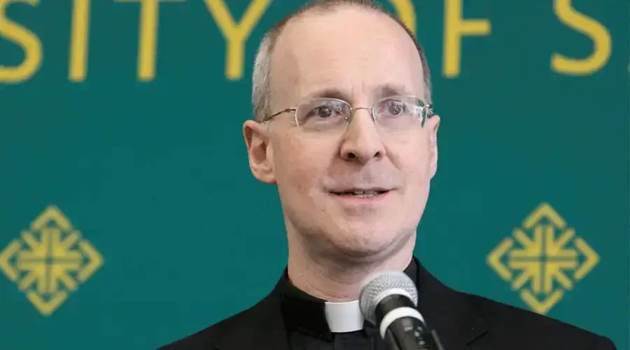 paus-leo-xiv-ontmoet-pater-james-martin-in-het-vaticaan