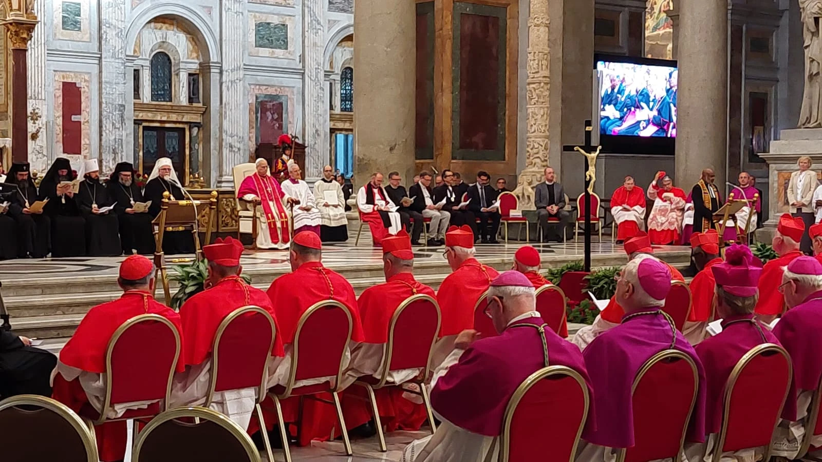 niemand-kan-hun-stem-verbergen’:-paus-leo-xiv-eert-moderne-martelaars-tijdens-oecumenische-dienst
