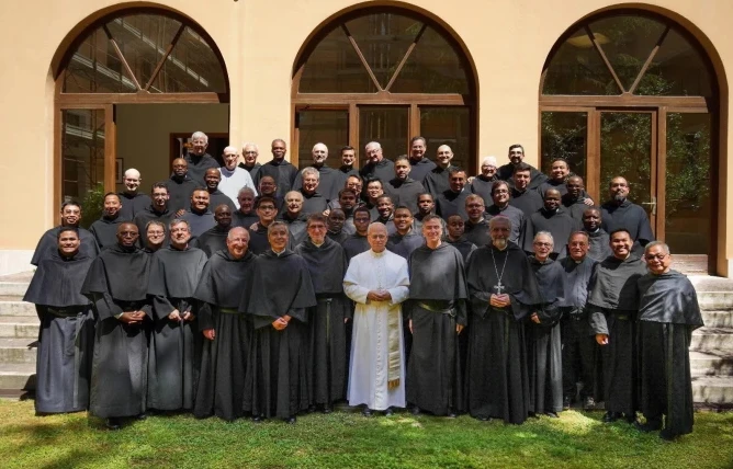 paus-leo-xiv-ontmoet-zijn-augustijner-broeders-in-rome