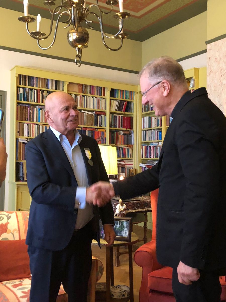 rob-van-der-hulst-gehuldigd-om-inzet-voor-vereeniging-tot-weldadigheid