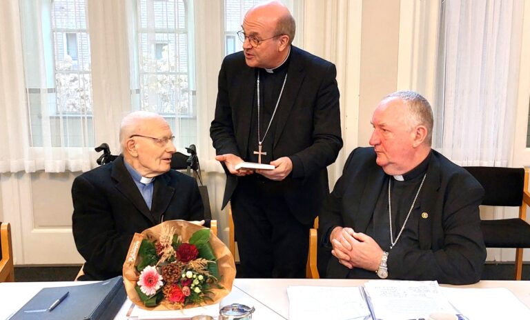 mgr.-van-burgsteden-viert-zaterdag-25-oktober-zilveren-bisschopsjubileum