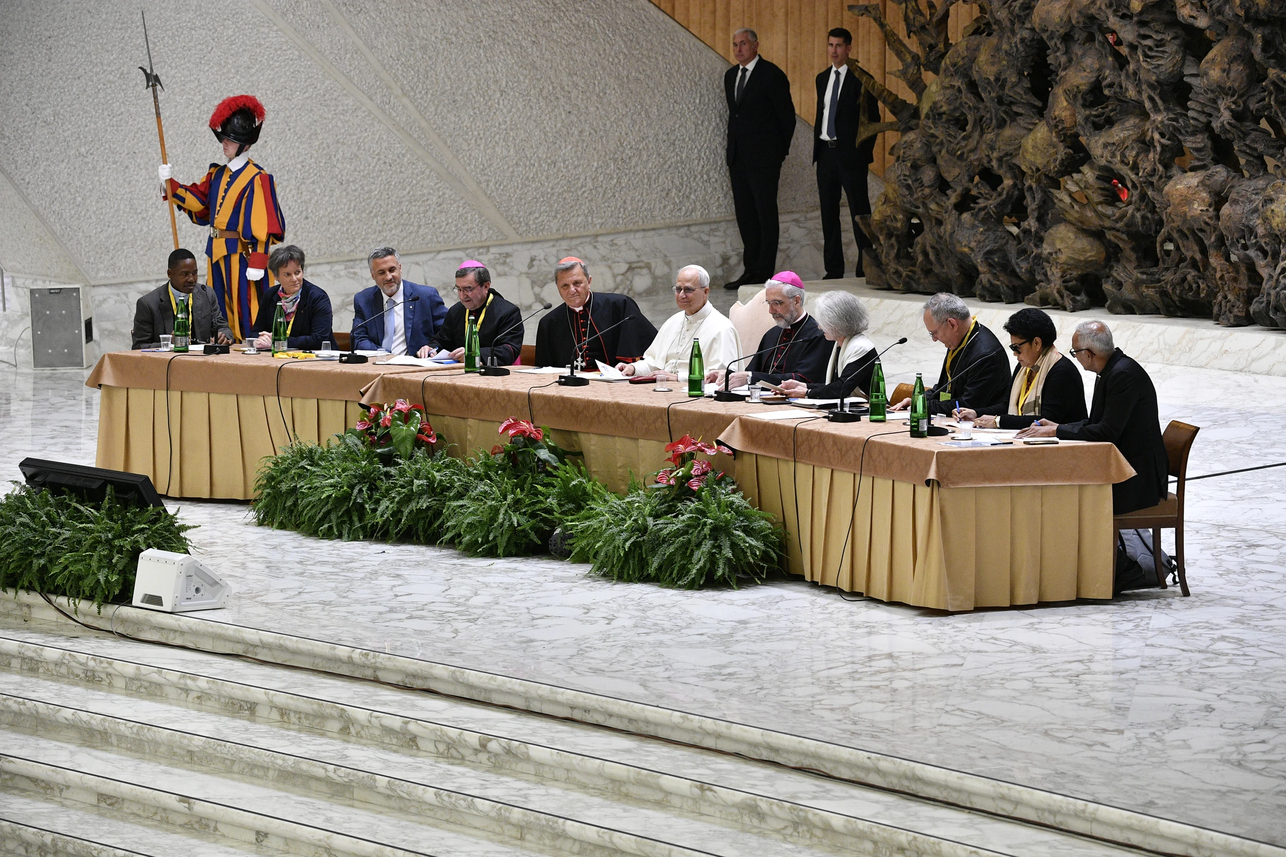 paus-leo-xiv-over-de-gaven-van-vrouwen-en-synodaliteit:-‘vrouwen-zijn-al-beter