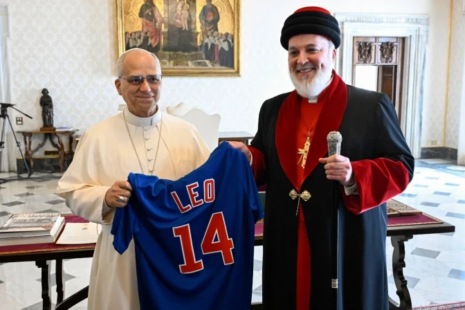 mar-awa-iii-gives-pope-leo-xiv-a-chicago-cubs-jersey,-rivals-of-the-pope’s-white-sox