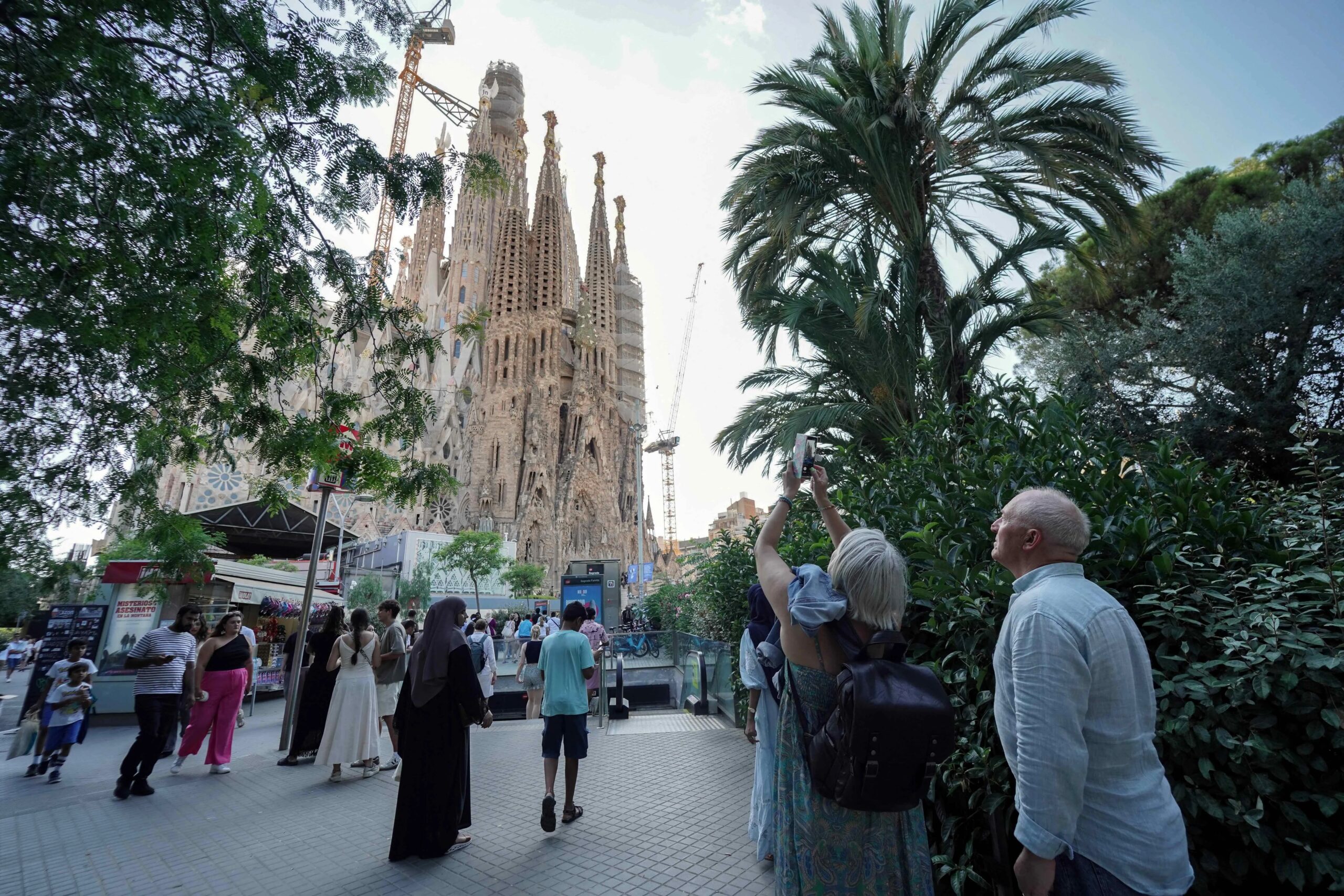 sagrada-familia-basilica-in-barcelona-is-now-tallest-church-in-the-world