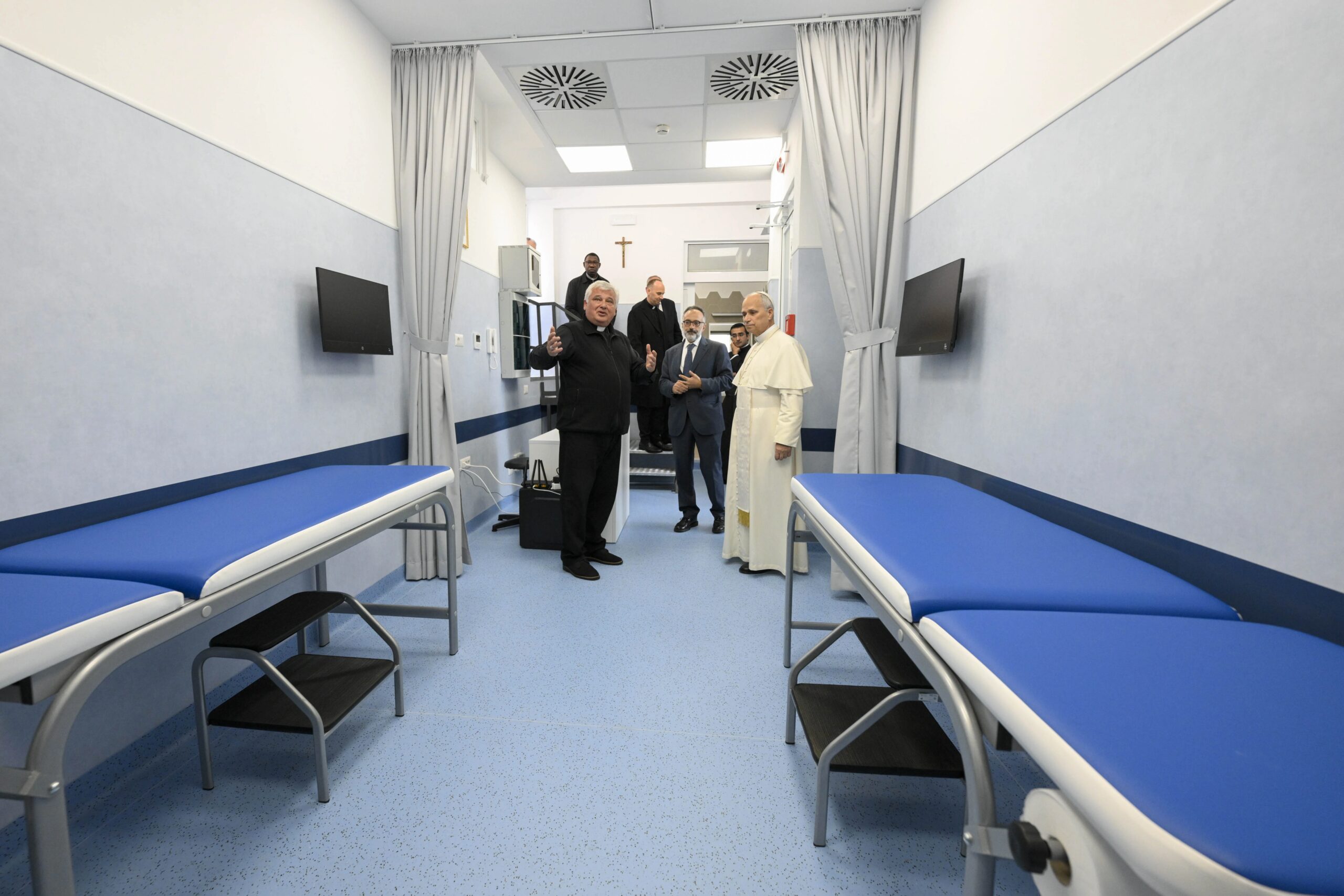 pope-leo-xiv-visits-new-health-clinic-for-the-poor-under-st.-peter’s-colonnade