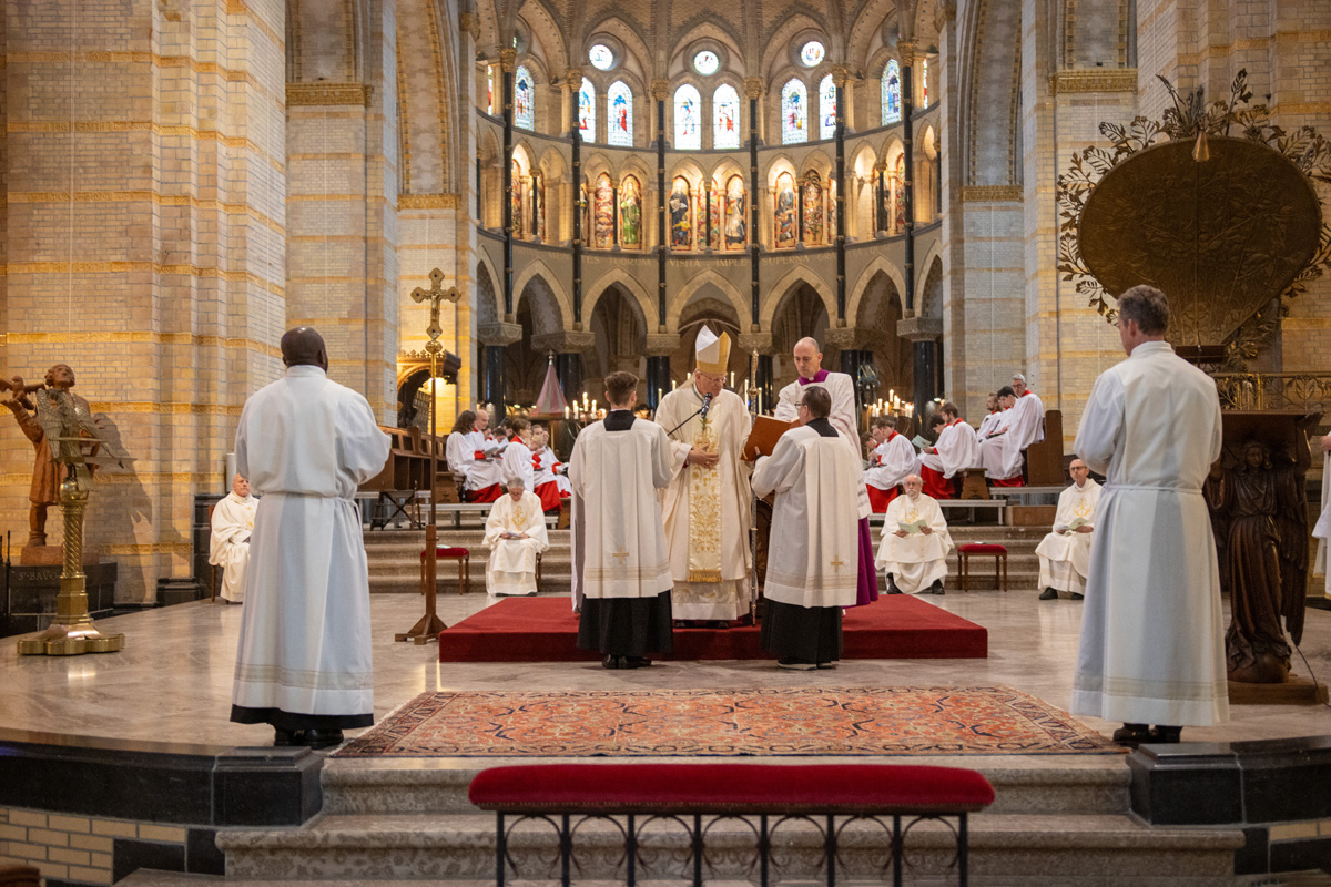 diakenwijding:-in-de-wereld,-niet-van-de-wereld