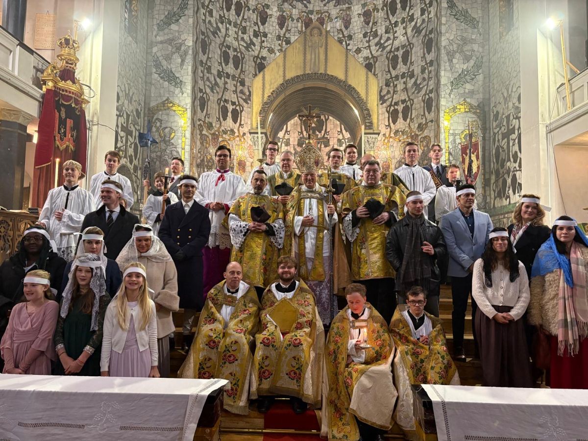 heilig-vormsel-in-de-st.-agneskerk-in-amsterdam